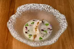 Barbue cotière, plat créé par Yann Tournier, chef de la pomme d'or à Sancerre.